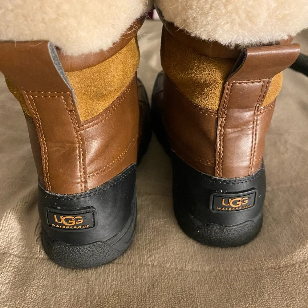 Ugg - Picture 4 of 4